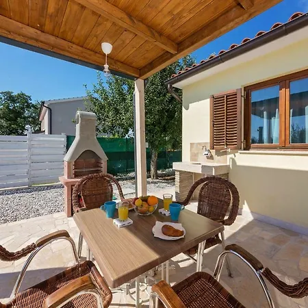 Prázdninový dům Casa Vita *** With Pool Tinjan